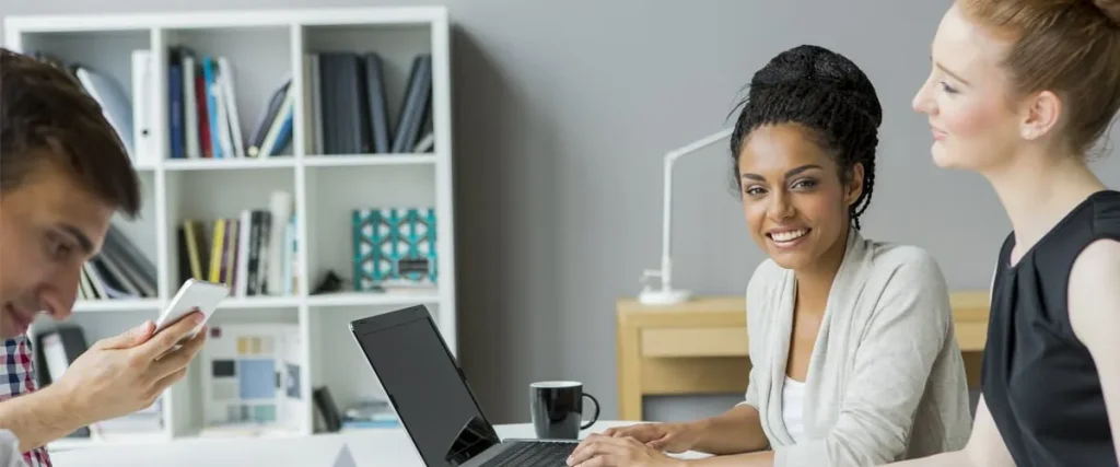 Vad påverkar lönen för en administratör?