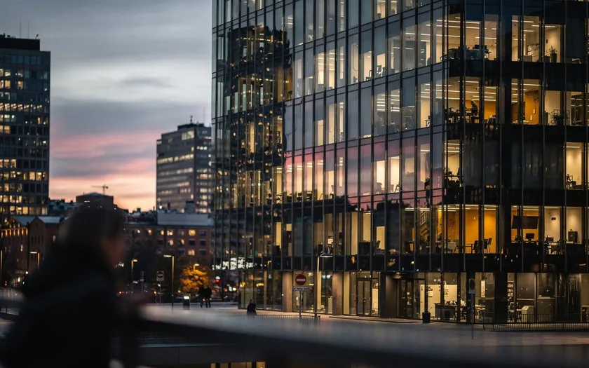 Kontorsbyggnader i Stockholm kvällsljus, symbol för telekomjobb